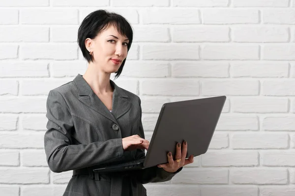 Mujer Negocios Con Portátil Vestida Con Traje Gris Posa Frente — Foto de Stock