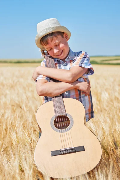 Kind Jongen Met Gitaar Gele Tarweveld Felle Zon Zomer Landschap — Stockfoto