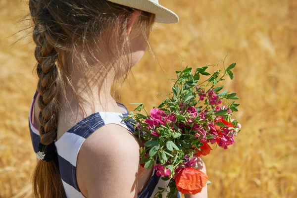 çocuktur sarı buğday alan, parlak güneş, yaz manzara
