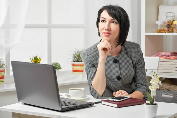 Porträt Einer Geschäftsfrau Weißem Interieur — Stockfoto