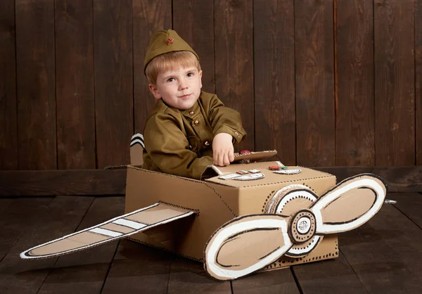 Barn Pojke Klädd Som Soldat Retro Militära Uniformer Sitta Ett — Stockfoto