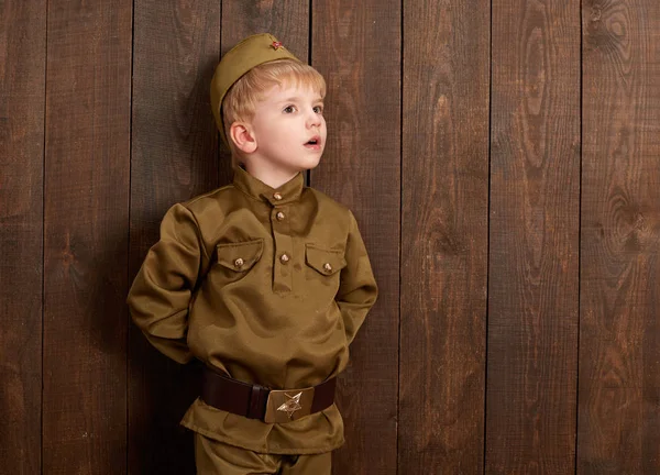 Çocuk retro askeri üniformalı asker gibi giyinmiş