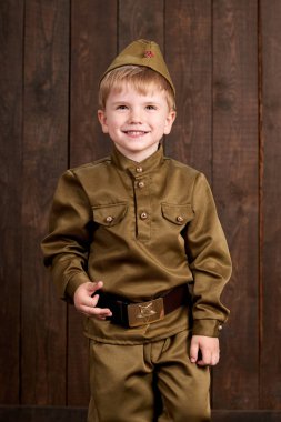 Çocuk retro askeri üniformalı asker gibi giyinmiş
