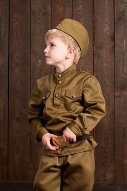 Çocuk retro askeri üniformalı asker gibi giyinmiş