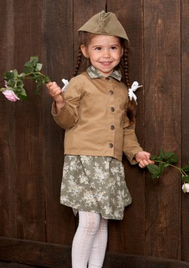 retro askeri üniformalı asker olarak giyinmiş kız çocuk