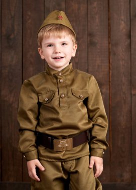 Çocuk retro askeri üniformalı asker gibi giyinmiş
