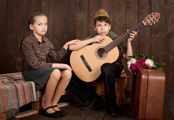 Los Niños Están Vestidos Con Uniformes Militares Retro Enviando Soldado — Foto de Stock