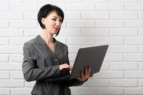 Mujer Negocios Con Portátil Vestida Con Traje Gris Posa Frente — Foto de Stock