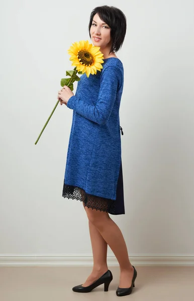 Vrouw Met Zonnebloem Poseren Blauwe Jurk — Stockfoto