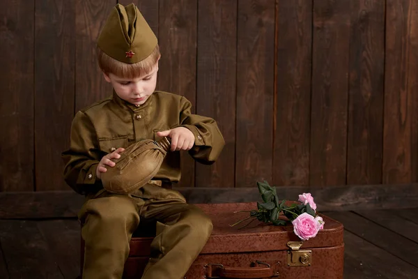 Мальчик Одет Солдат Ретро Военную Форму Фляжкой Сидя Старом Чемодане — стоковое фото