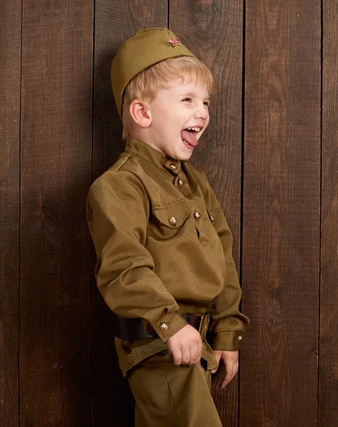 Çocuk retro askeri üniformalı asker gibi giyinmiş