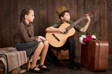 Çocuk retro askeri üniformalı bir asker gönderme ordu, koyu ahşap arka plan, retro tarzı giyinmiş