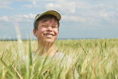 çocuktur buğday alan, parlak güneş, güzel yaz manzara