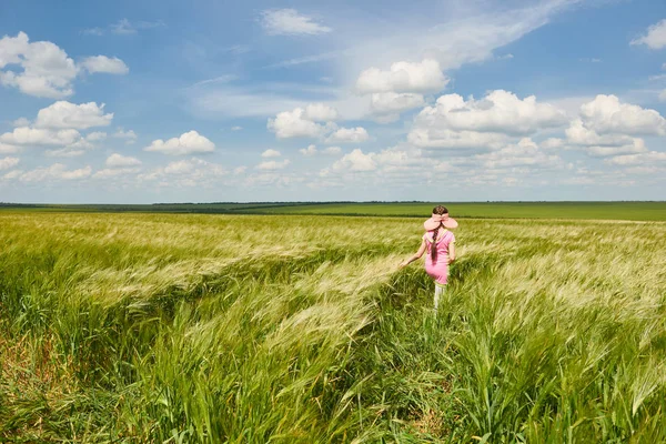 Buğday alan, parlak güneş, güzel yaz manzara ile yürüyüş çocuk
