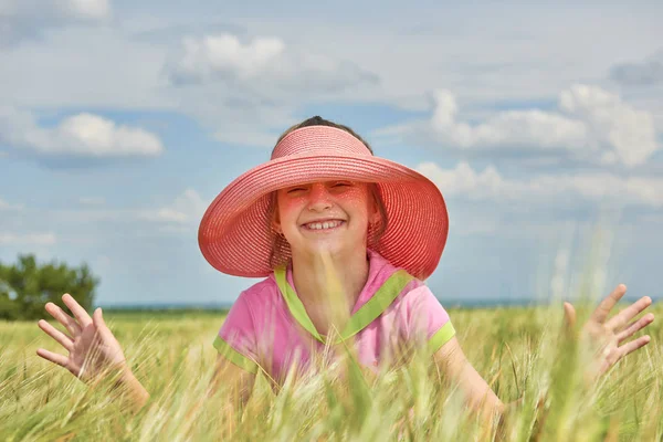 Bambino Nel Campo Grano Sole Luminoso Bellissimo Paesaggio Estivo — Foto Stock