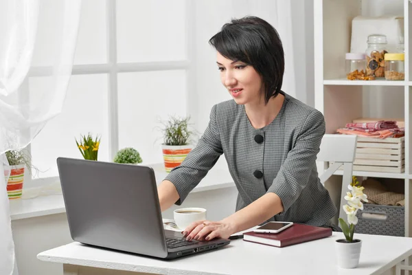 Porträt Einer Geschäftsfrau Weißem Interieur — Stockfoto