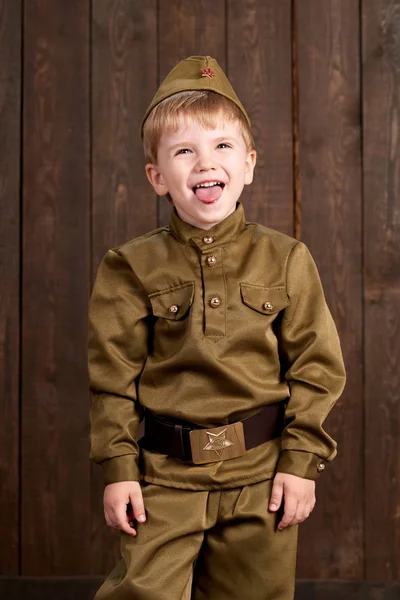 Çocuk retro askeri üniformalı asker gibi giyinmiş