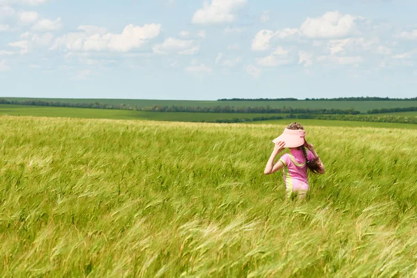 Buğday alan, parlak güneş, güzel yaz manzara ile yürüyüş çocuk