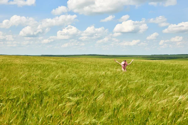 Criança Caminhando Pelo Campo Trigo Sol Brilhante Bela Paisagem Verão — Fotografia de Stock