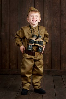 Çocuk retro askeri üniformalı asker gibi giyinmiş