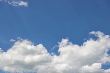 öğleden sonra güzel gökyüzü ve bulutlar vardır