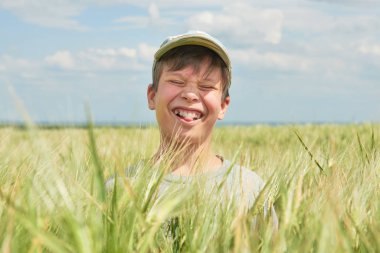 çocuktur buğday alan, parlak güneş, güzel yaz manzara