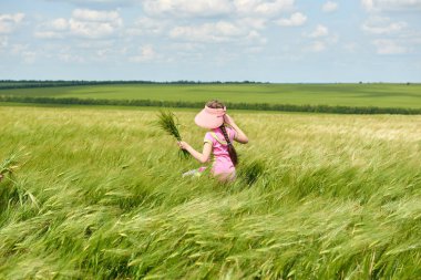 Buğday alan, parlak güneş, güzel yaz manzara ile yürüyüş çocuk