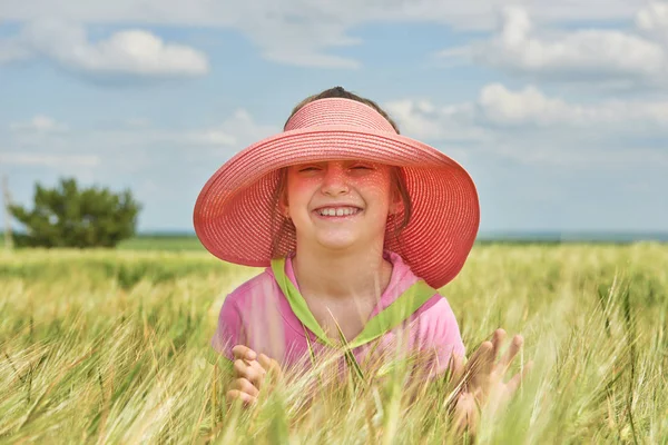 Kind Het Tarweveld Felle Zon Mooie Zomerse Landschap — Stockfoto