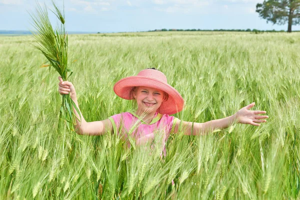 子供が麦畑 明るい太陽の下 美しい夏の風景に — ストック写真