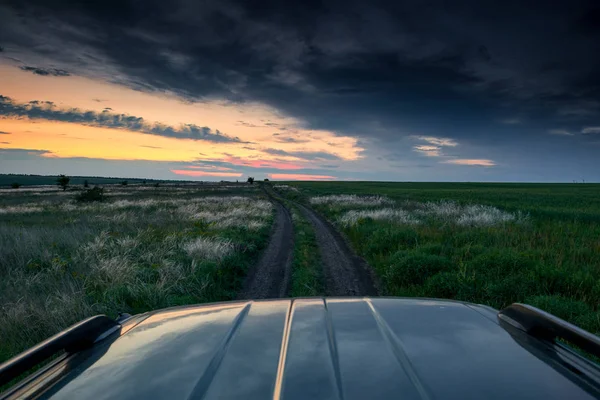 Coche Monta Camino Tierra Campo Hermosa Puesta Sol Con Hierba — Foto de Stock