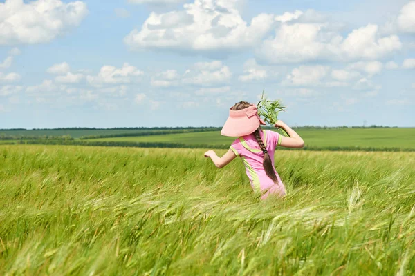 子麦畑 明るい太陽の下 美しい夏の風景を歩く — ストック写真