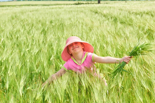 子供が麦畑 明るい太陽の下 美しい夏の風景に — ストック写真