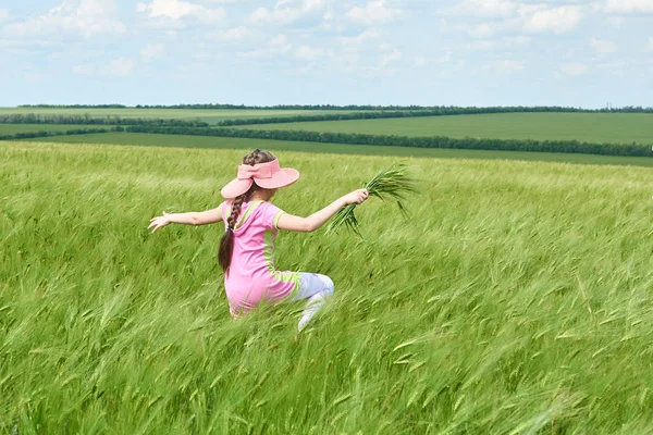 Child Walking Wheat Field Bright Sun Beautiful Summer Landscape — Stock Photo, Image