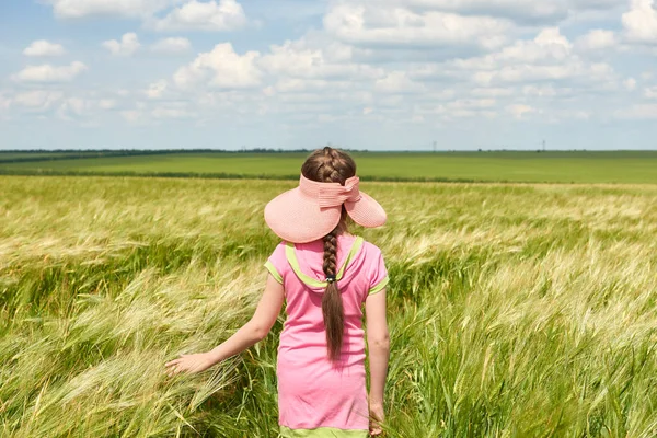Child Walking Wheat Field Bright Sun Beautiful Summer Landscape — Stock Photo, Image