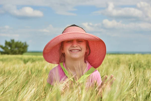 Dítě Pšeničné Pole Zářivé Slunce Krásné Letní Krajina — Stock fotografie