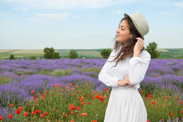 Mladá Dívka Poli Levandule Krásné Letní Krajina Květinami — Stock fotografie
