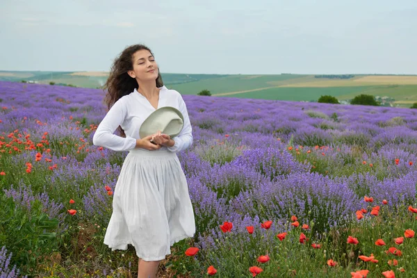 Junges Mädchen Lavendelfeld Schöne Sommerlandschaft Mit Blumen — Stockfoto