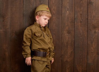 Çocuk retro askeri üniformalı asker gibi giyinmiş
