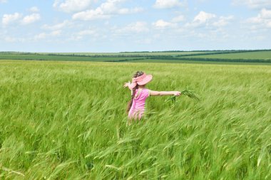 Buğday alan, parlak güneş, güzel yaz manzara ile yürüyüş çocuk
