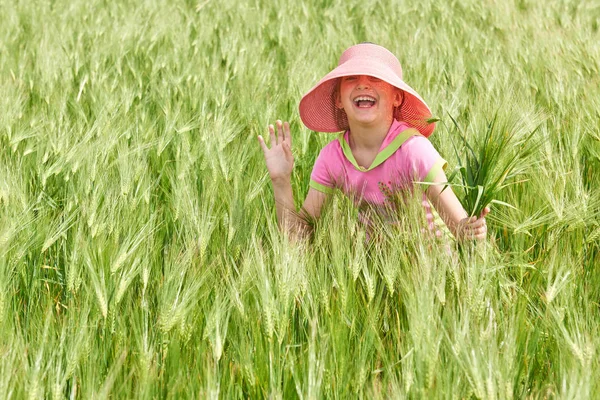 子供が麦畑 明るい太陽の下 美しい夏の風景に — ストック写真