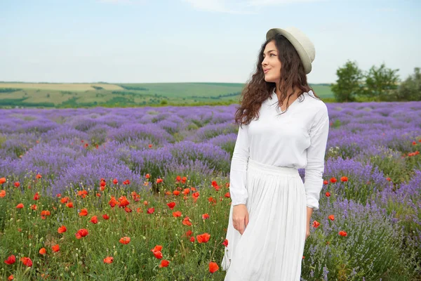 Genç kız lavanta, çiçekler, güzel yaz yatay alanındadır