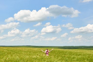 Buğday alan, parlak güneş, güzel yaz manzara ile yürüyüş çocuk