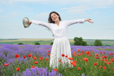 Genç kız lavanta, çiçekler, güzel yaz yatay alanındadır