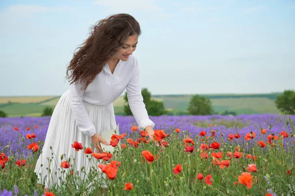 Genç kız lavanta, çiçekler, güzel yaz yatay alanındadır