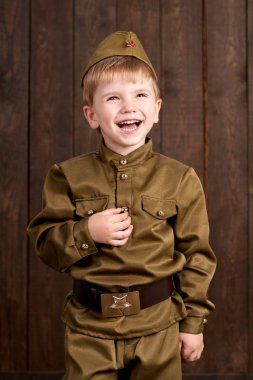 Çocuk retro askeri üniformalı asker gibi giyinmiş