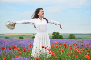 Genç kız lavanta, çiçekler, güzel yaz yatay alanındadır