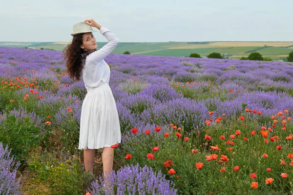 Genç kız lavanta, çiçekler, güzel yaz yatay alanındadır