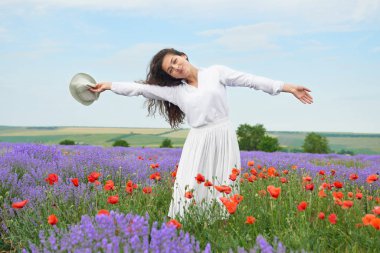 Genç kız lavanta, çiçekler, güzel yaz yatay alanındadır