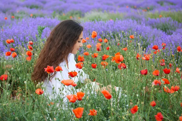 Πορτραίτο Κοριτσιού Είναι Στο Πεδίο Λεβάντα Όμορφο Καλοκαιρινό Τοπίο Λουλούδια — Φωτογραφία Αρχείου