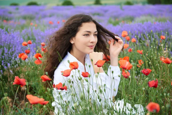 Portré Fiatal Lány Van Levendula Mező Szép Nyári Tájat Virágokkal — Stock Fotó